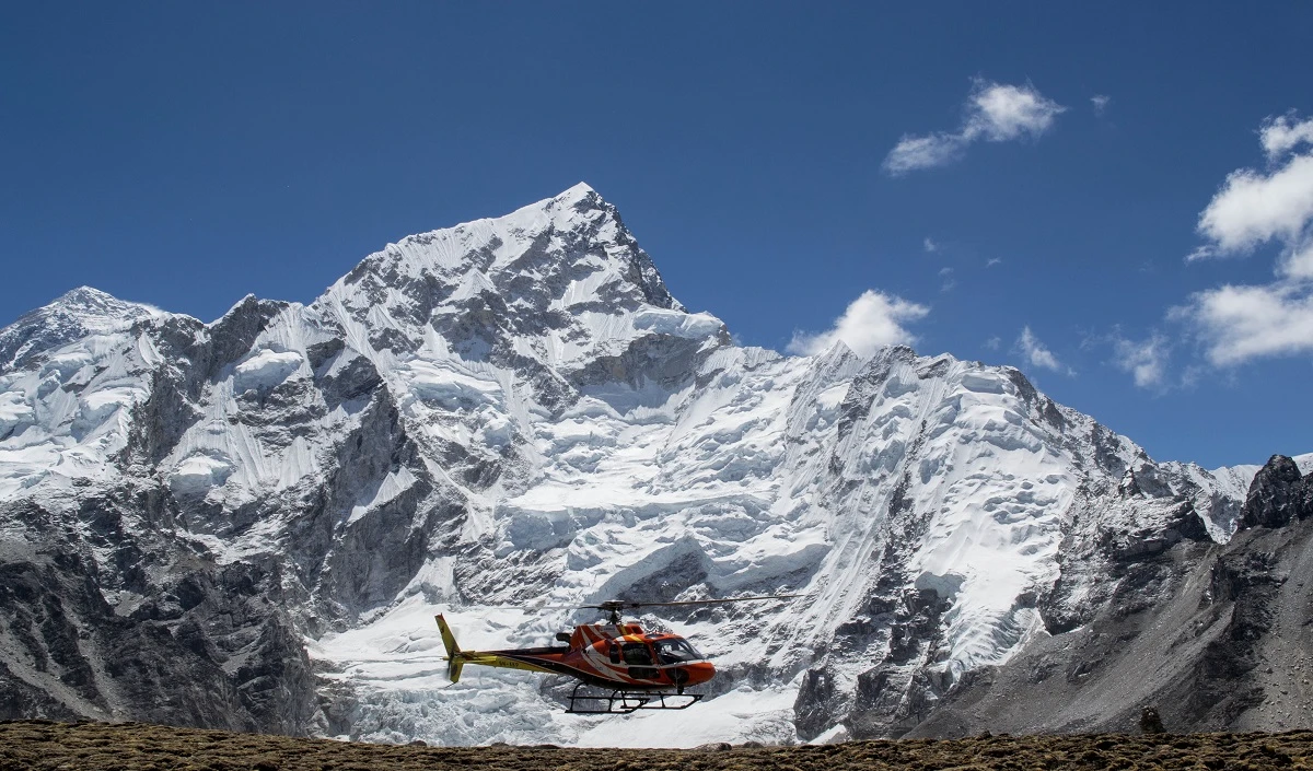 Nepal में छह लोगों को लेकर जा रहा हेलीकॉप्टर माउंट एवरेस्ट के समीप लापता