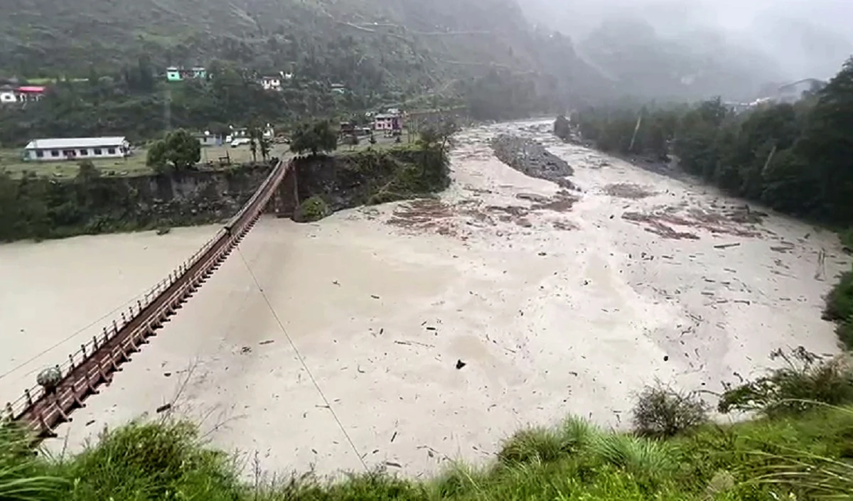Himachal Pradesh: भूस्खलन से पांच लोगों की मौत, सभी प्रमुख नदियां उफान पर