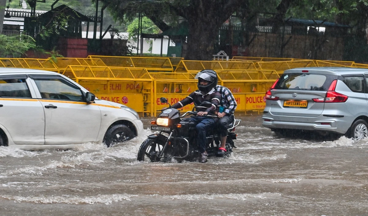 Delhi-NCR भारी बारिश से बेहाल, हर तरफ भरा पानी, कल स्कूल बंद रखने के आदेश, NCR में दिया गया Work from Home का सुझाव