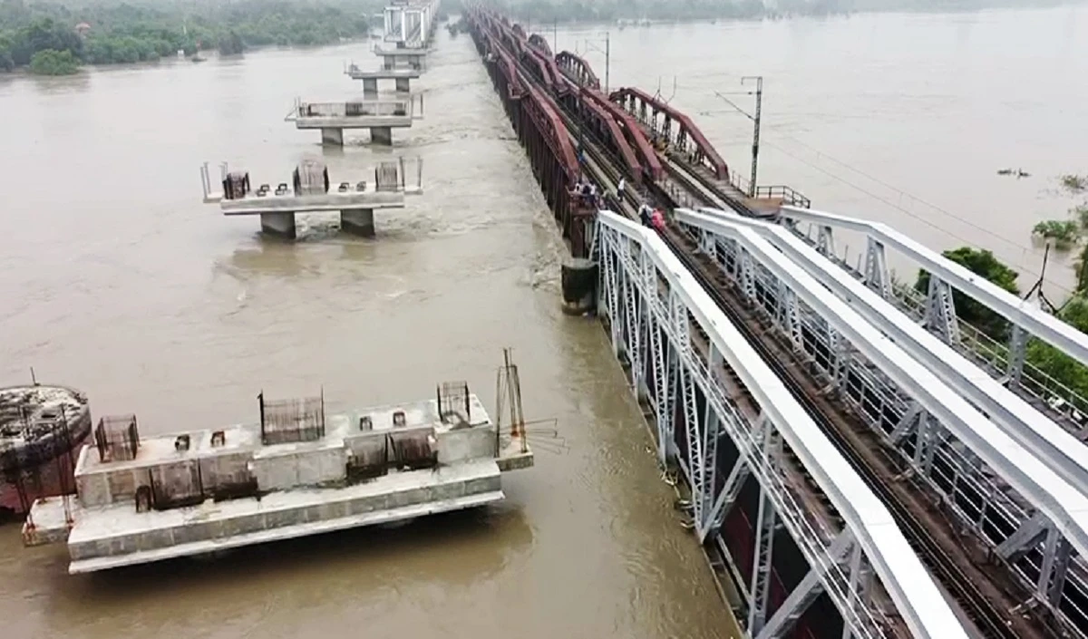 Delhi Flood: यमुना के जलस्तर में मामूली कमी, Okhla water treatment plant चालू, केजरीवाल बोले- मिलकर काम करने की जरूरत