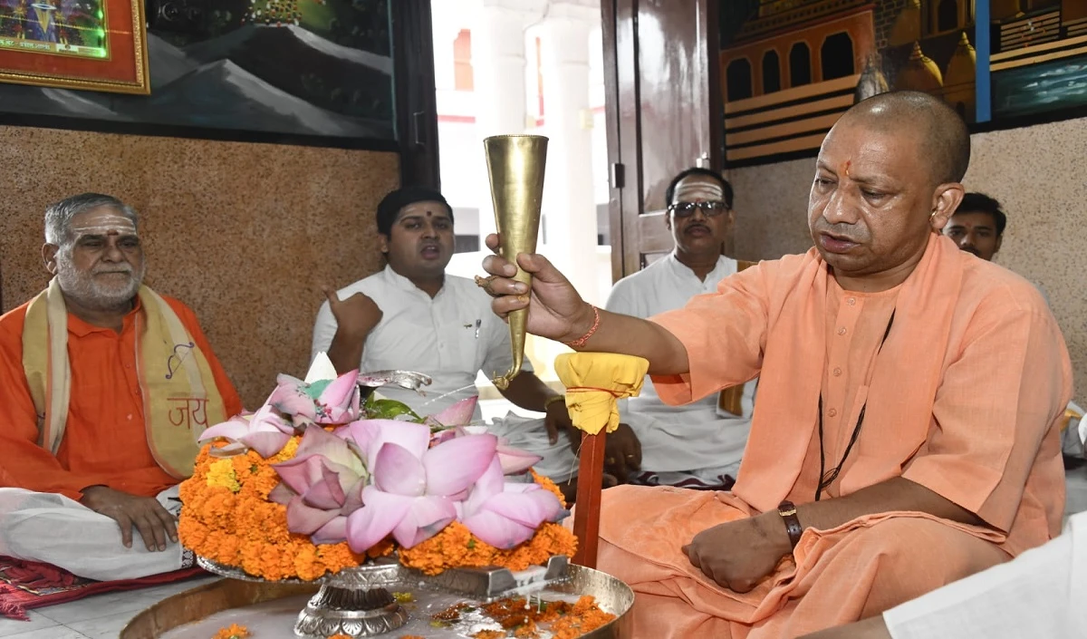 सावन के पहले दिन CM Yogi ने किया रुद्राभिषेक, महादेव से की सुख समृद्धि की प्रार्थना