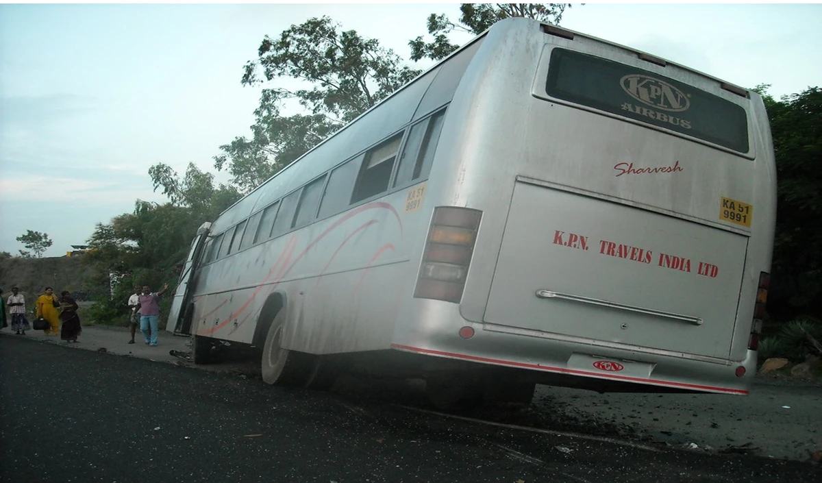 गंगोत्री से लौट रहे गुजरात के सात श्रद्धालुओं की बस दुर्घटना में मौत; 28 अन्य घायल