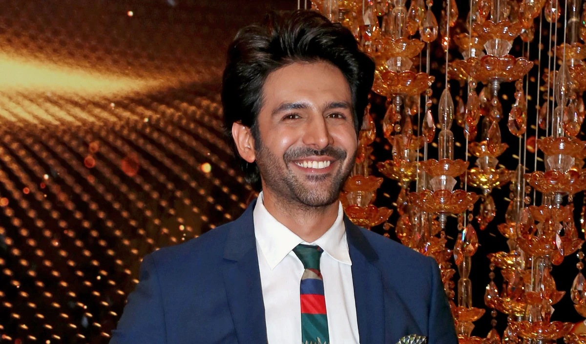 अचानक से  Kartik Aaryan ने कटवाए अपने बाल, आखिर क्या है वजह? एक्टर की तस्वीर देखकर लोग कर रहे हैं ये कमेंट