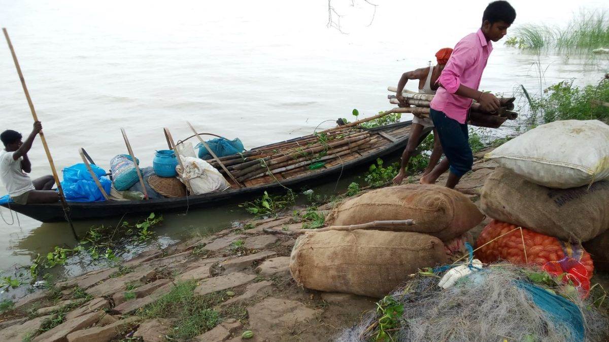 Ballia News: गंगा, सरयू व टोंस नदी के जलस्तर में बढ़ाव, बाढ़ की संभावना देख प्रशासन अलर्ट; डूब रहे परवल के खेत