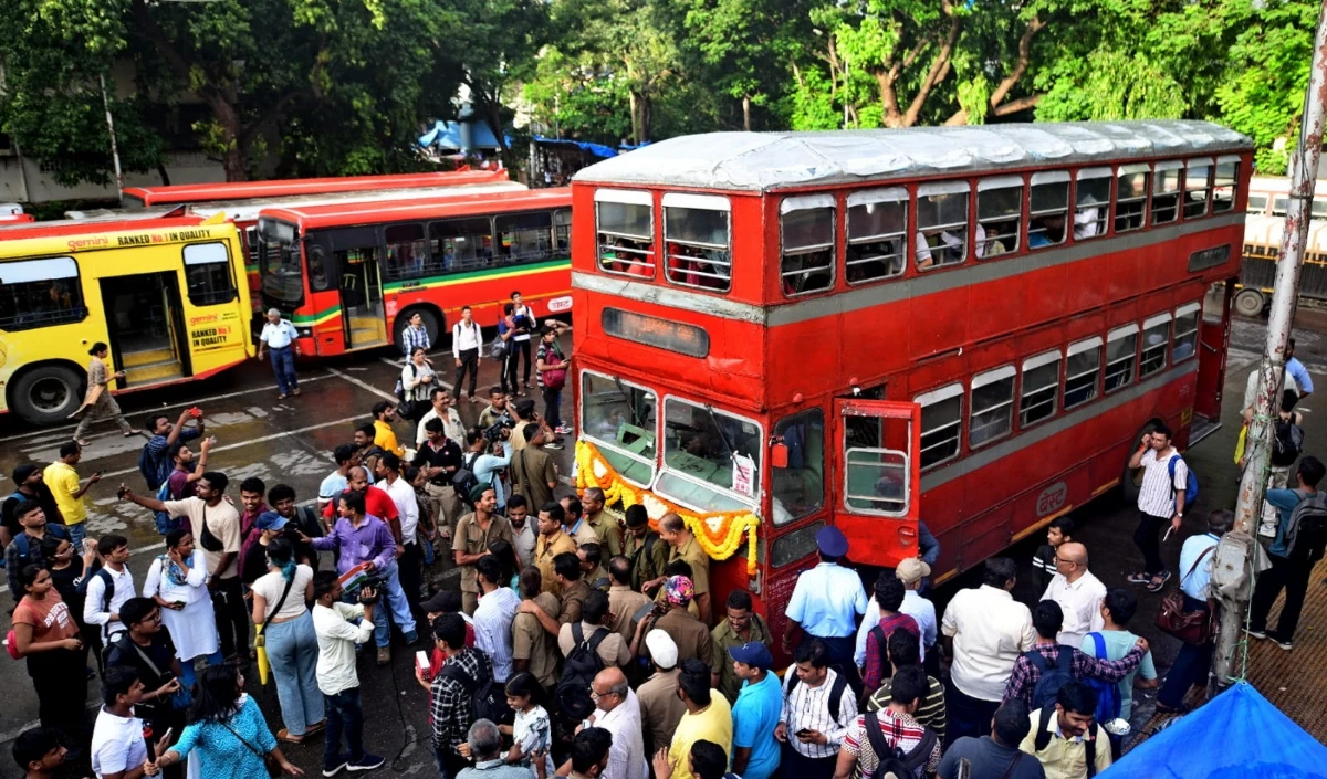 मुंबई में अब नहीं चलेंगी डीजल वाली डबल डेकर बस, आनंद महिंद्रा बोले- मेरी बचपन की यादें चोरी हो गईं