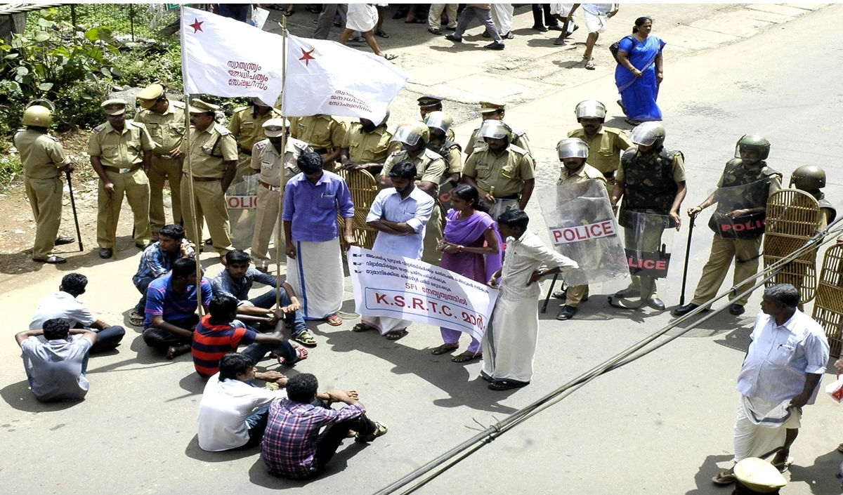 अधिवक्ताओं पर लाठीचार्ज का मामला, हापुड़ के एएसपी समेत तीन पुलिस अधिकारियों का तबादला