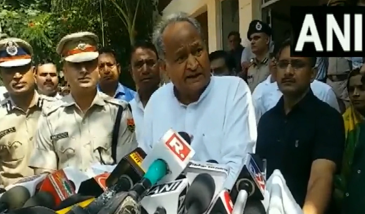 प्रतापगढ़ कांड: Ashok Gehlot ने पीड़िता से की मुलाकात, 10 लाख रुपए और सरकारी नौकरी की घोषणा की