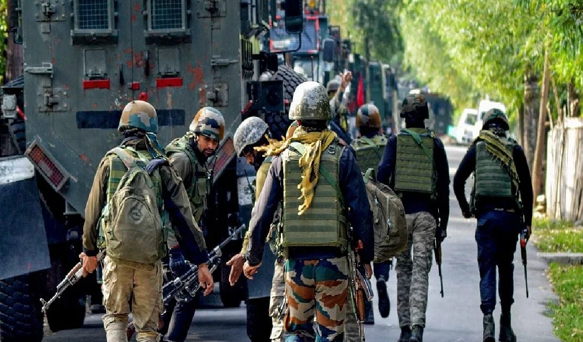 Baramulla Encounter में भारतीय सेना ने मारा तीसरा आतंकी, पाकिस्तानी चौकी से गोलीबारी