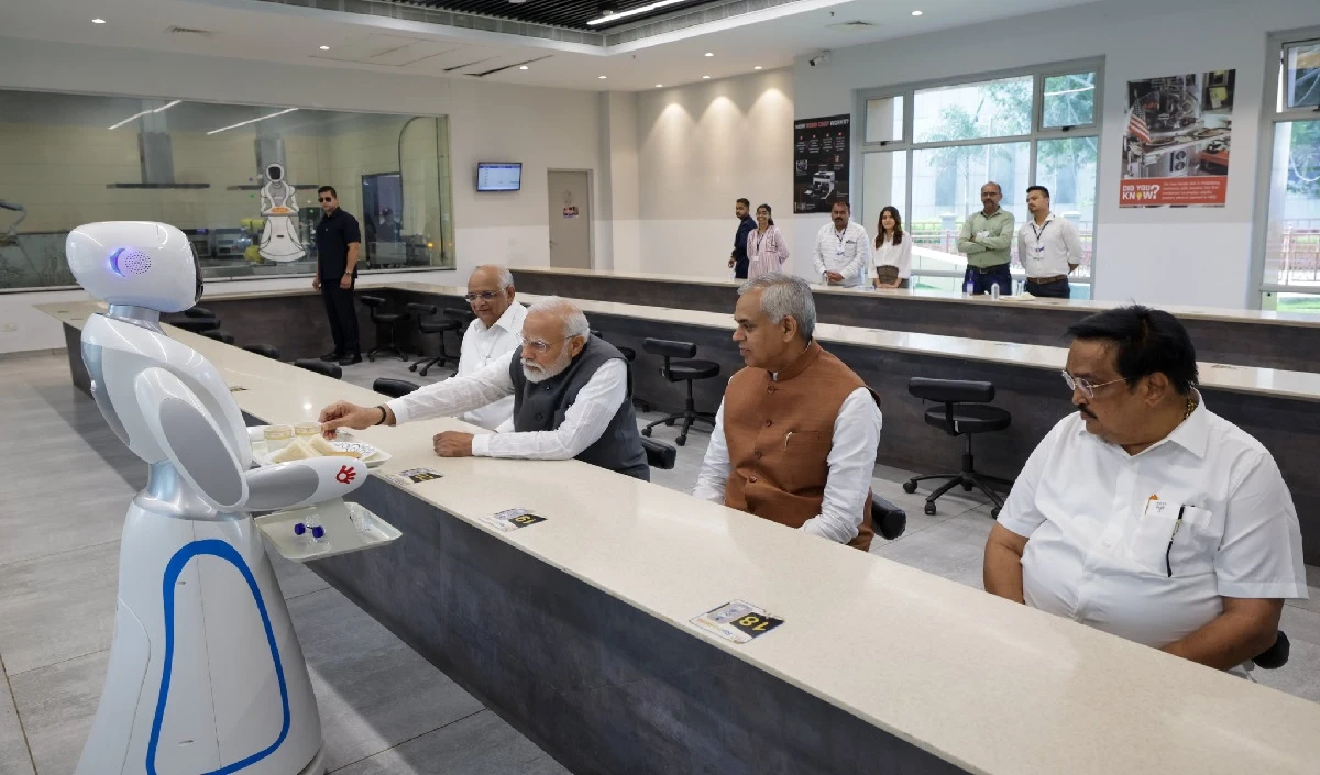 Robot ने परोसा PM Modi को सैंडविच और चाय, हैरान कर देगा वीडियो