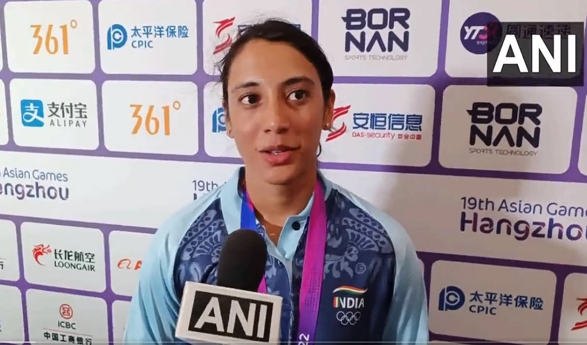 Smriti Mandhana- The Goddess का प्लेकार्ड लेकर खिलाड़ी से मिलने पहुंचा युवक, Asian Games में दिखा जबरा फैन