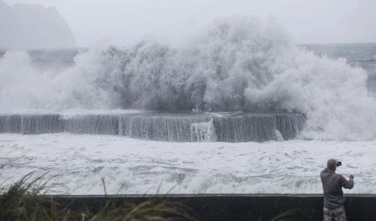 Typhoon Haikui top updates:  ताइवान में दोहरी मार के बाद चीन की ओर बढ़ रहा है तूफान