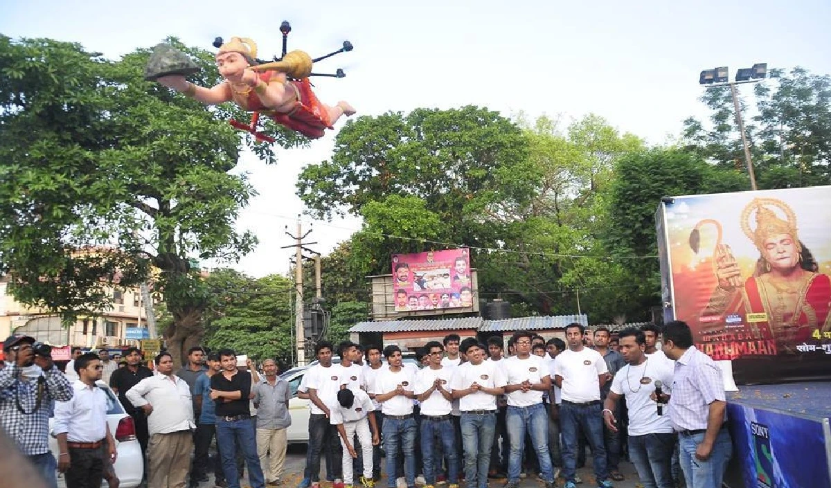 ‘बजरंगबली’ को उड़ते देख दंग रह गए लोग, सड़क पर उमड़ी भीड़, जानें कहां का है पूरा मामला