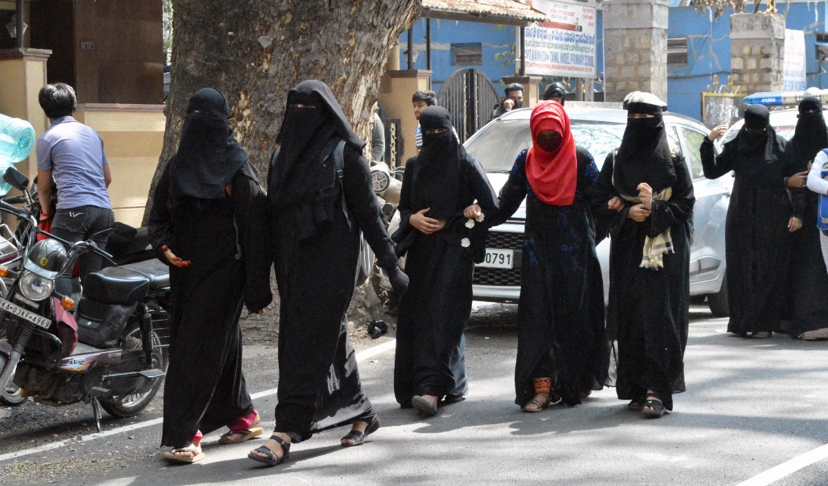 Karnataka Hijab Row | कर्नाटक में फिर छिड़ी हिजाब की बहस, सरकार ने छात्रों को दी सरकारी परीक्षाओं में हिजाब पहनने की अनुमति