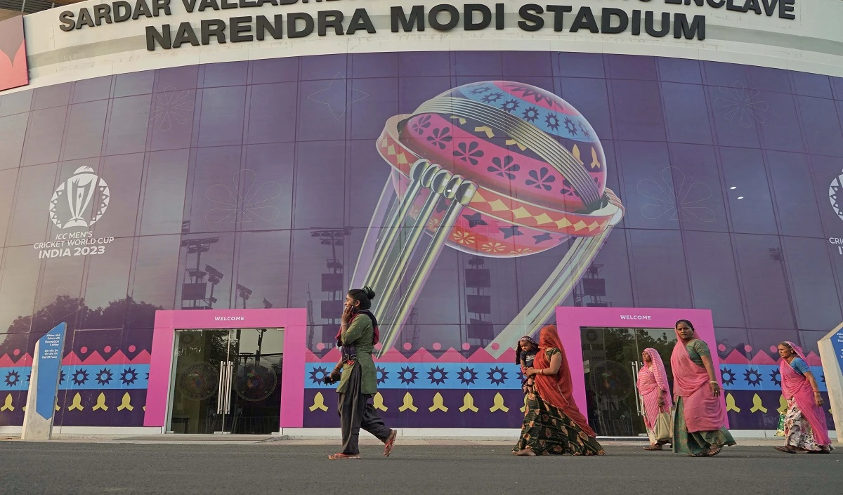ICC World Cup 2023: IndvsPak के बीच मुकाबले से पहले Narendra Modi Stadium के बाहर चाकचौबंक हुई सुरक्षा व्यवस्था, किले में तब्दील हुआ