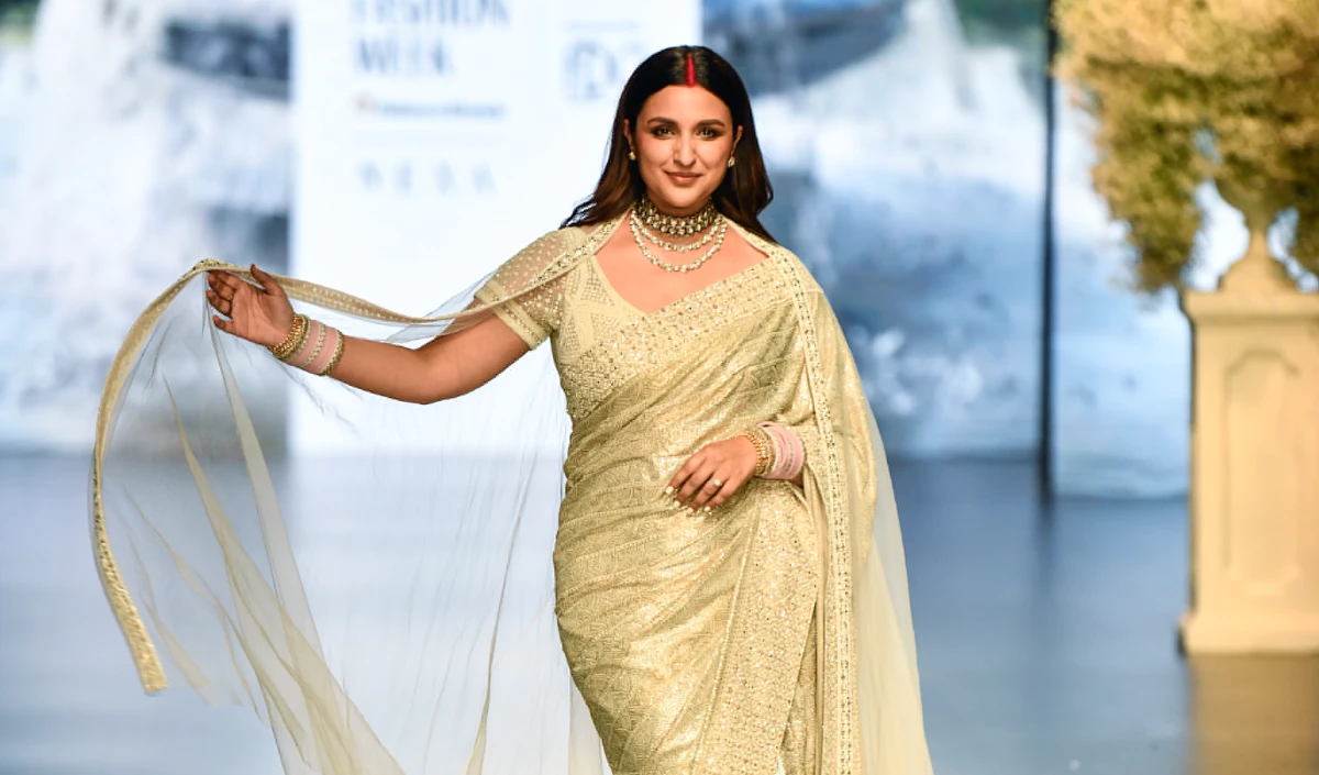 शादी के बाद Lakme Fashion Week में शोस्टॉपर बनी Parineeti Chopra, चूड़ा और सिन्दूर रैंप वॉक के दौरान किया फ्लॉन्ट