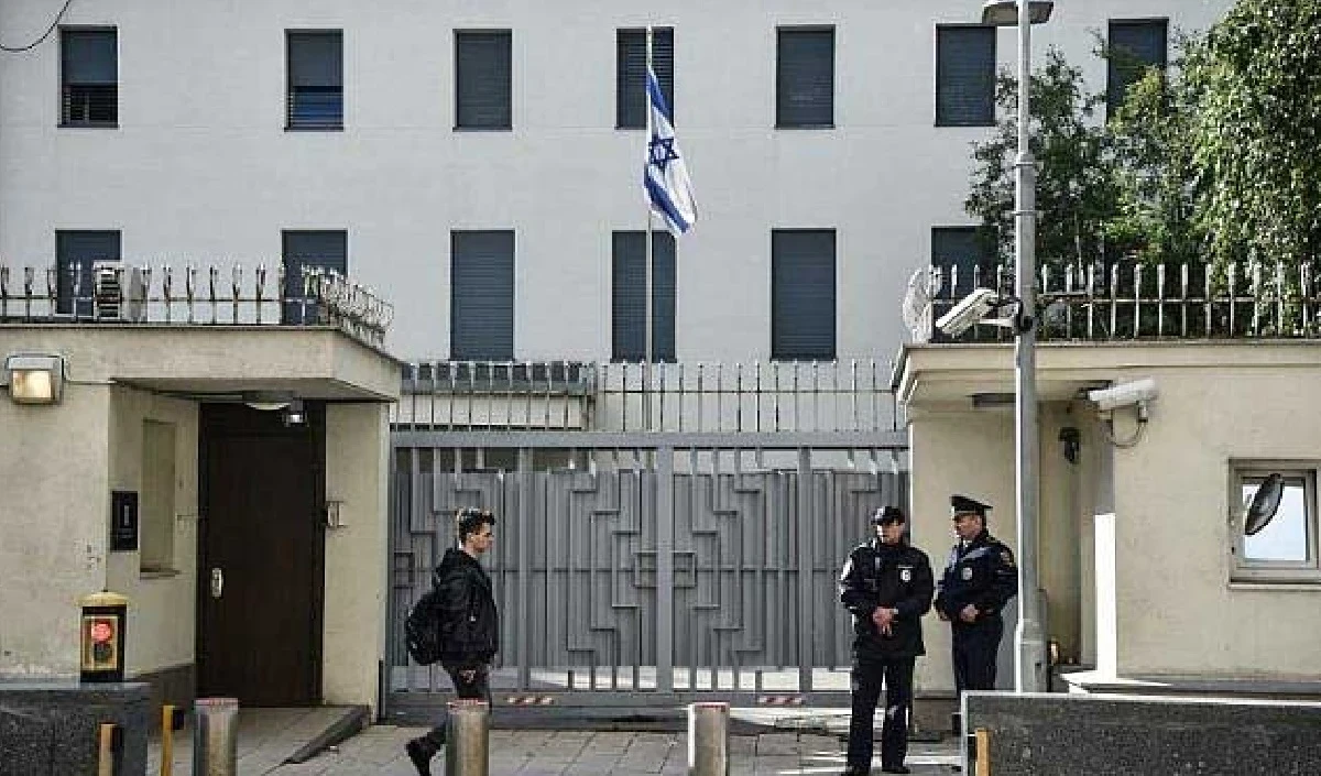 Israeli Embassy के पास विरोध-प्रदर्शन करने का प्रयास कर रहे छात्रों को हिरासत में लिया गया