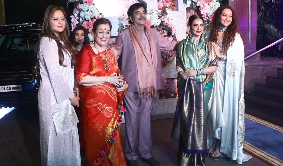 Viral Video । Rekha ने छुए Shatrughan Sinha के पैर, सोशल मीडिया यूजर्स ने बांधे तारीफों के पुल