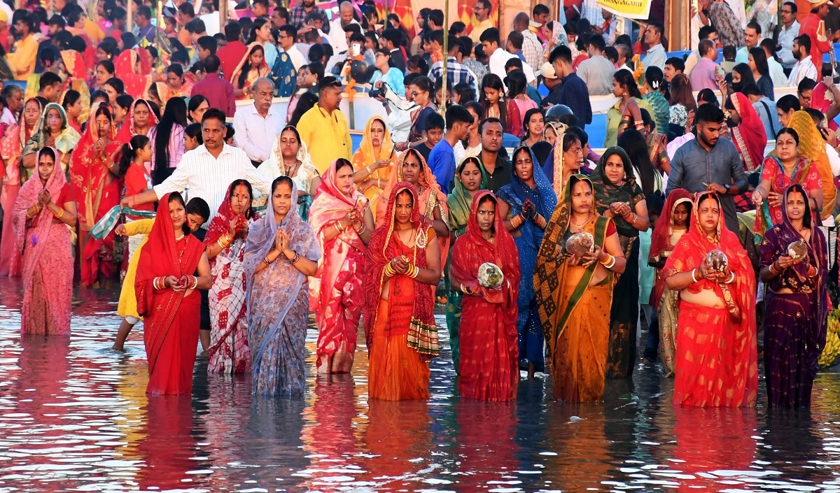 Chhath Puja 2023 : देशभर में छठ पूजा की धूम, दिया गया डूबते सूर्य को अर्घ्य