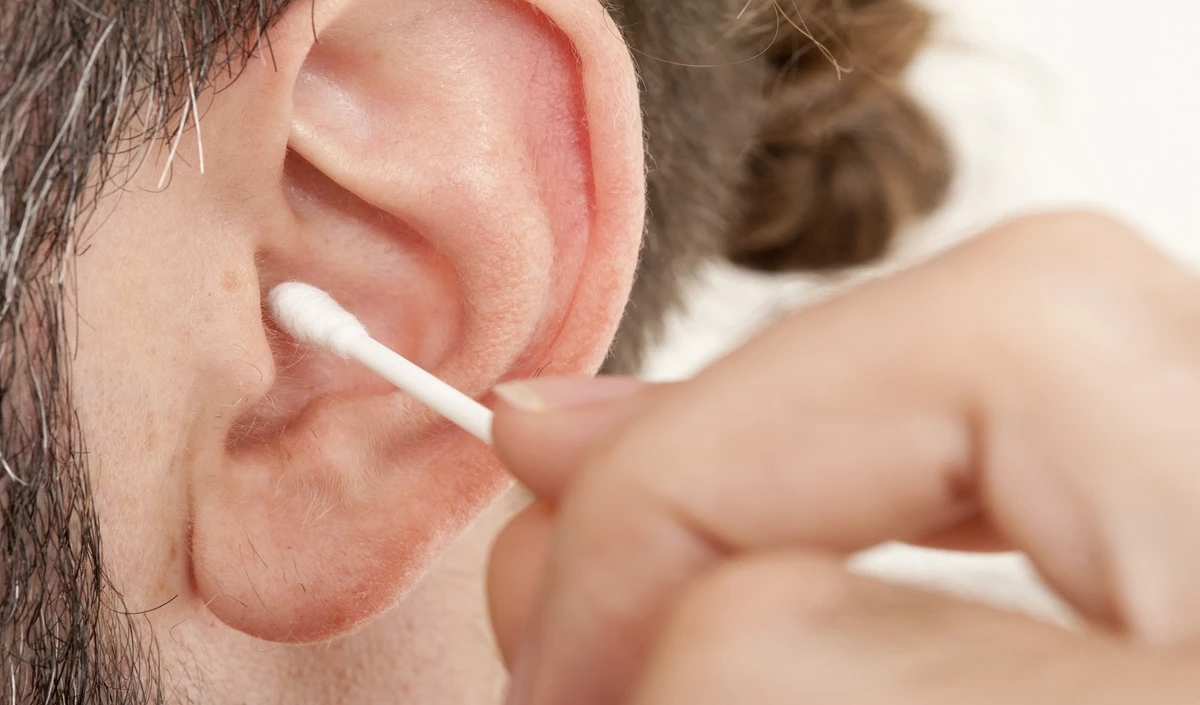 Clean Earwax: कान से ईयर वैक्स ना निकालने पर हो सकता है संक्रमण का खतरा, जानिए कैसे करें सफाई