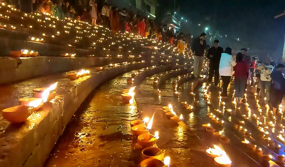 काशी में देव दीपावली की धूम, लाखों दिनों से जगमग आएंगे गंगा की घाट, योगी आदित्यनाथ भी करेंगे शिरकत