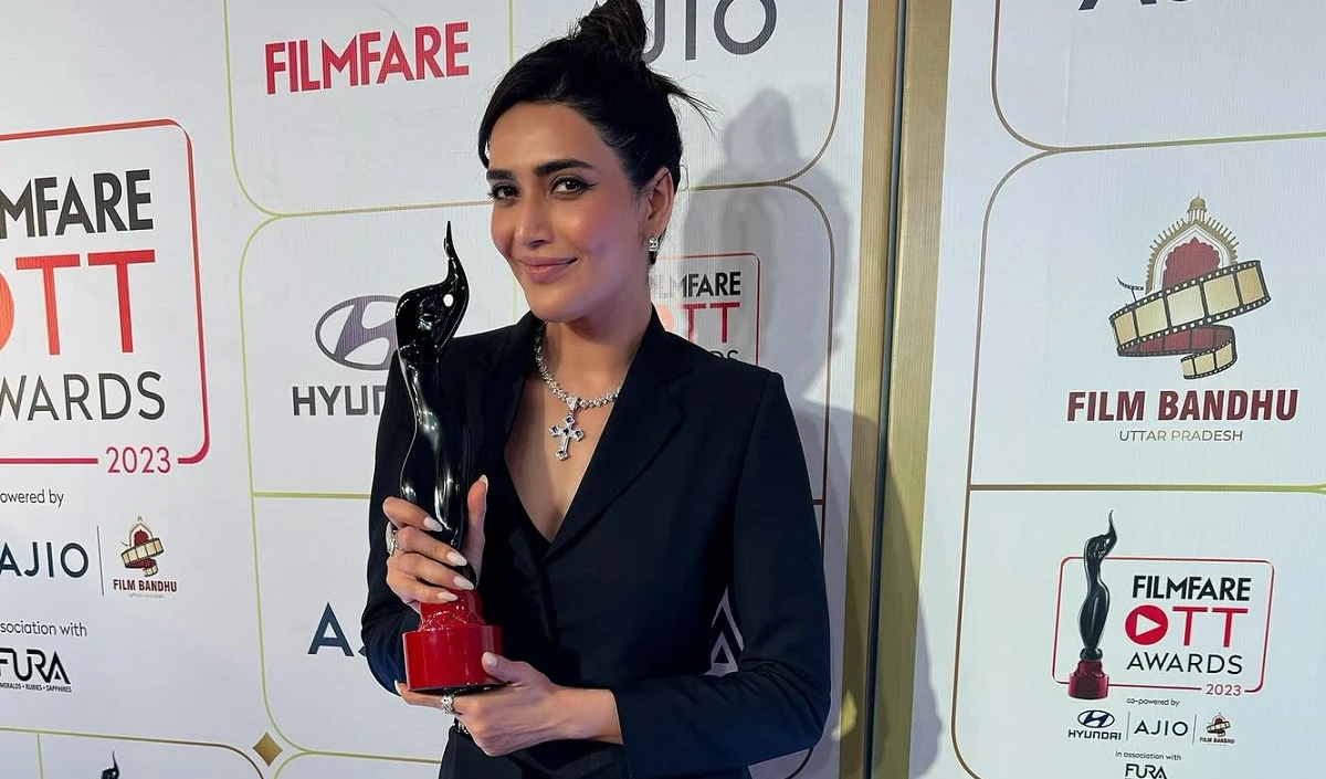 Filmfare OTT Awards 2023 । वेब सीरीज ‘स्कूप’ के लिए मिला Karishma Tanna को अवॉर्ड, Sonakshi Sinha के साथ किया साझा