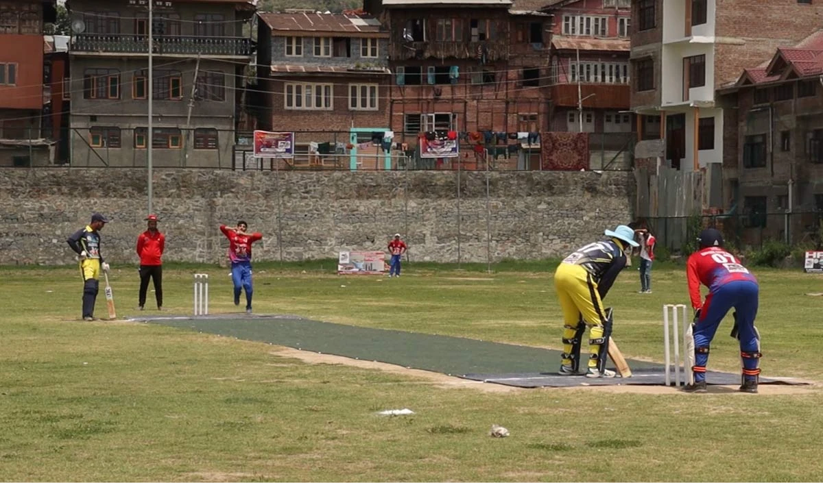 Kashmiri Pandits और Muslims ने मिलकर खेला Cricket Match, घाटी में आपसी सद्भाव का प्रदर्शन किया