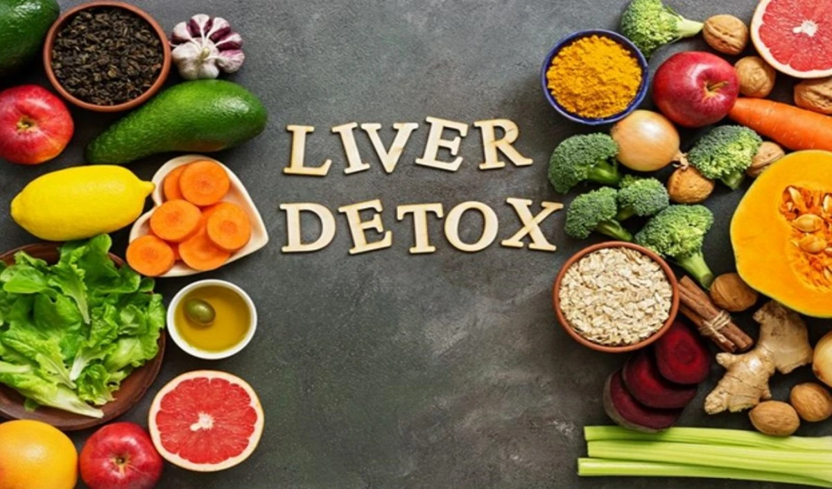 Liver Detox Naturally: लिवर में गंदगी जमा होने पर दिखते हैं ऐसे लक्षण, इन फूड्स की मदद से करें डिटॉक्स