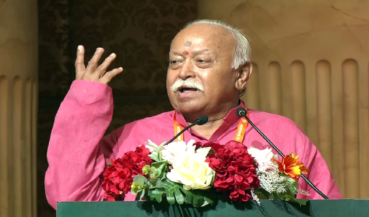 RSS प्रमुख Mohan Bhagwat पहुंचे प्रेमानंद महाराज के दर्शन करने, राष्ट्र को लेकर हुई चर्चा