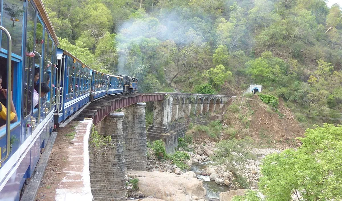 शिकागो में यात्री ट्रेन के रेल उपकरण से टकराने से कम से कम 19 यात्री घायल