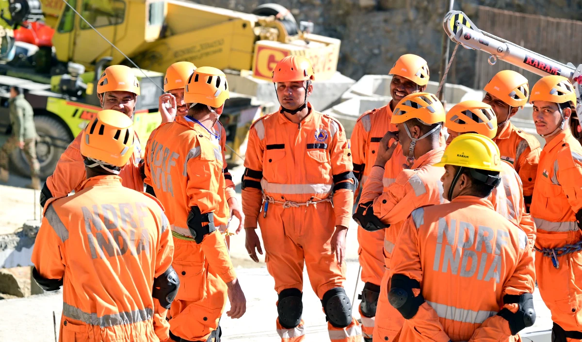 Uttarkashi Tunnel Rescue | उत्तरकाशी में 41 लोगों को बचाने का अभियान अंतिम चरण पहुंचा, सुरंग के बाहर एम्बुलेंस कर रही है इंतजार