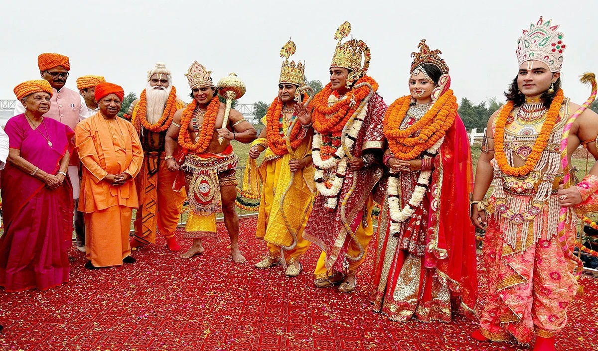 देश भर में धूमधाम से मनाई जा रही Diwali, CM Yogi Adityanath ने दी शुभकामनाएं