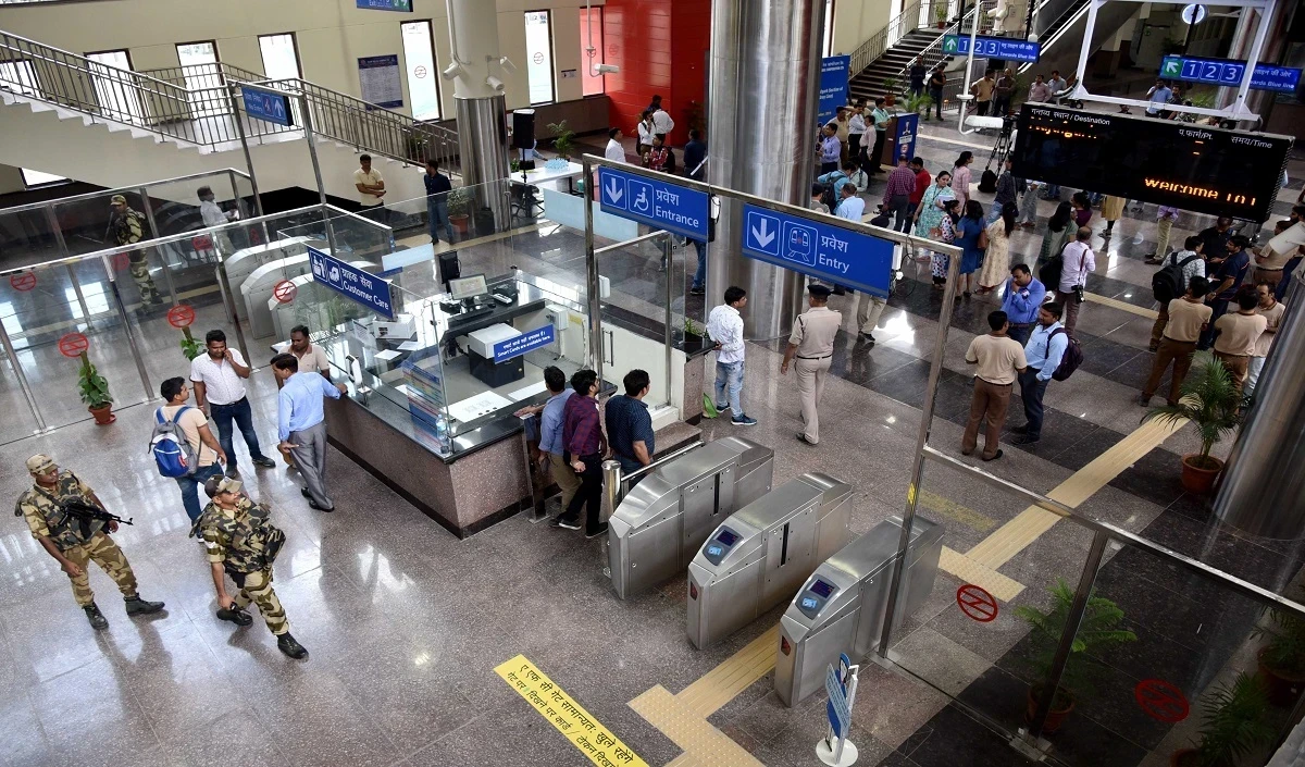 Agra Metro की सुरक्षा यूपीएसएसएफ के जिम्मे होगी, कमांडेन्ट राम सुरेश ने किया दौरा