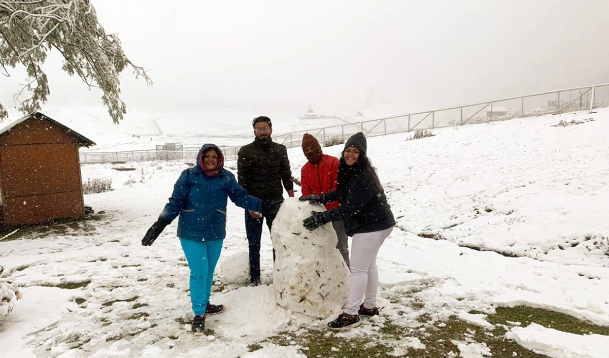 Kashmir में Snow Fall से Tourists के चेहरे खिले, कई जगह भारी बर्फबारी से सड़कें बंद होने से परेशानी भी बढ़ी