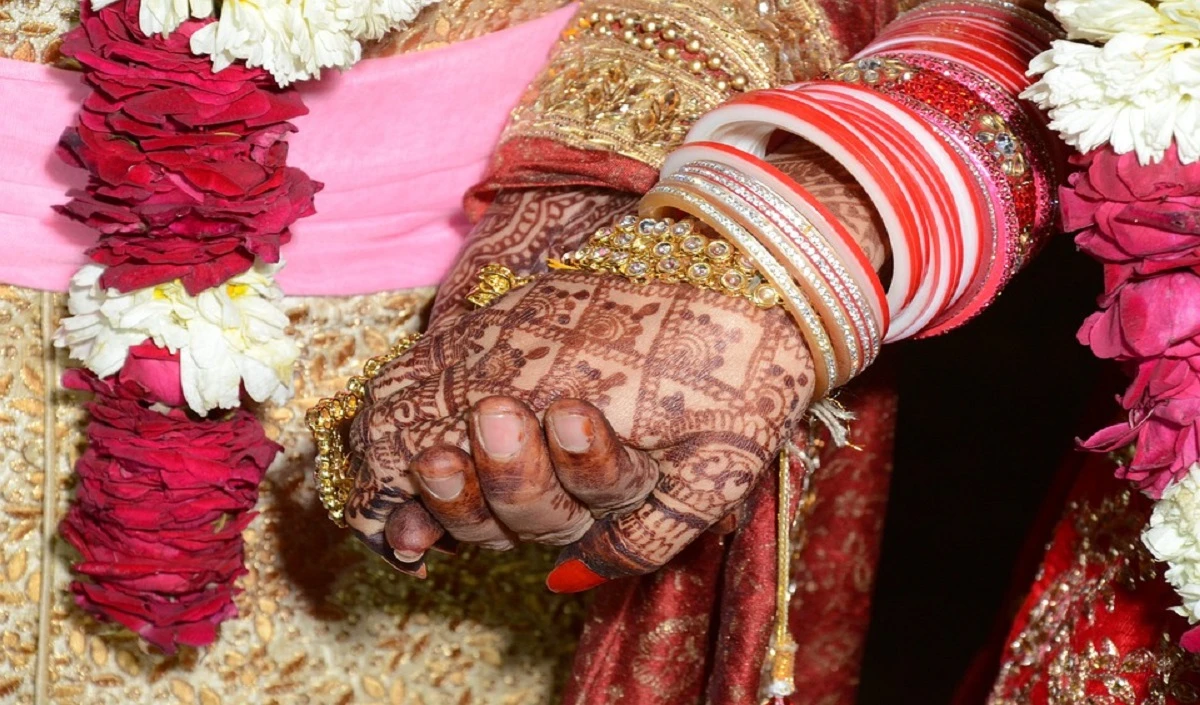 Madhya Pradesh में महिला के रूप में जन्मे व्यक्ति को हुआ बहन की सहेली से हुआ प्यार, लिंग बदलवा कर की शादी