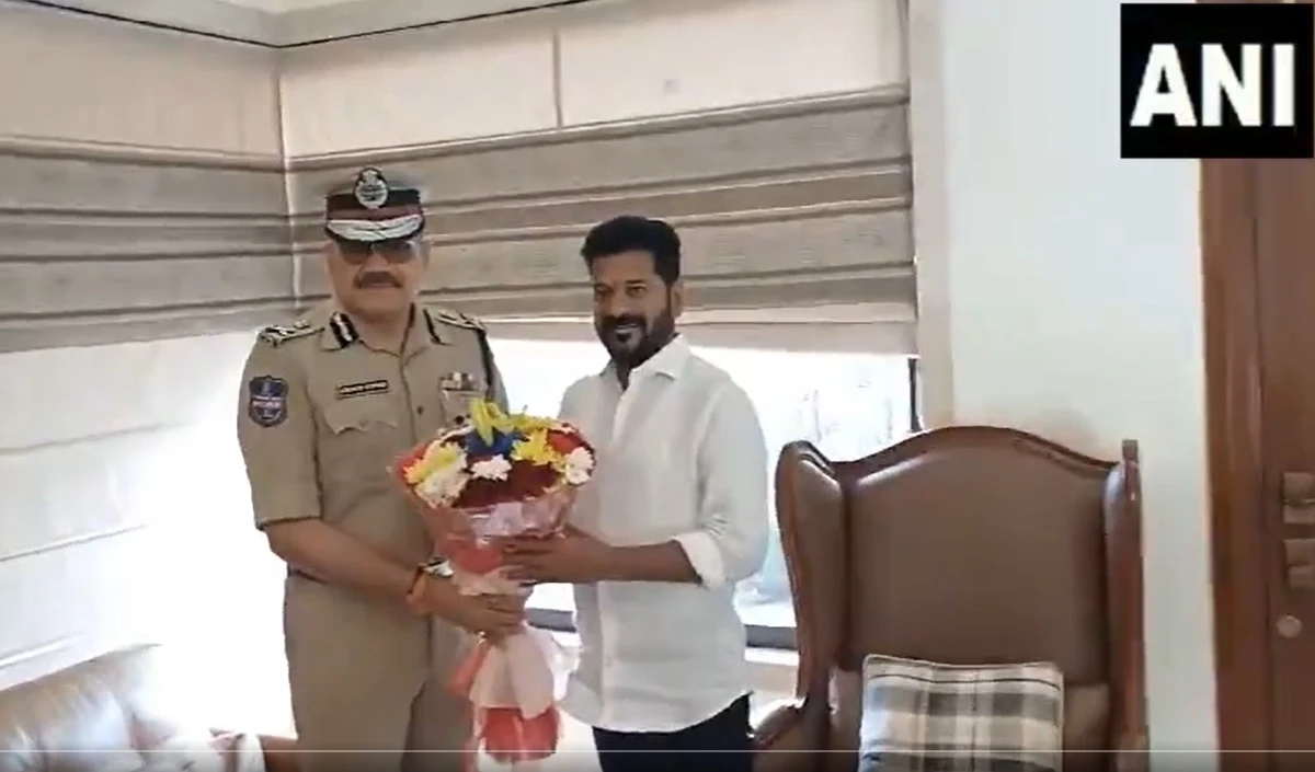 Telangana के शीर्ष पुलिस अधिकारी निलंबित, नतीजे से पहले कांग्रेस की प्रचंड जीत के नायक Revanth Reddy से गुलदस्ता लेकर मिले: सूत्र