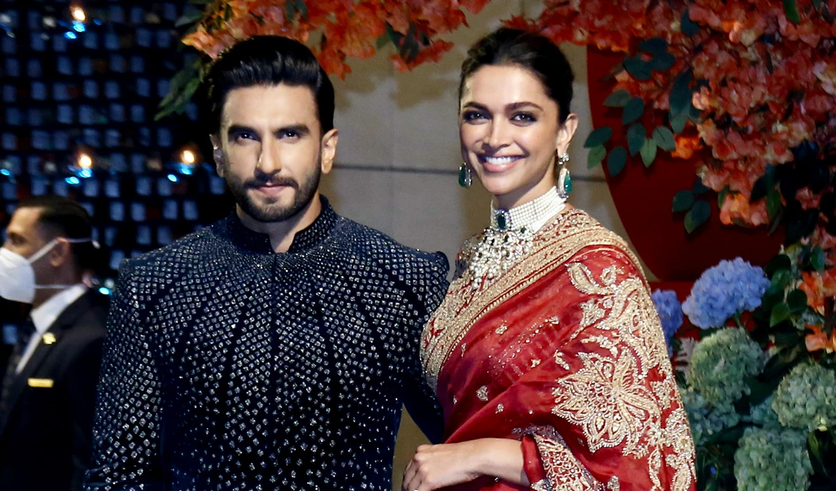 Deepika Padukone और Ranveer Singh कर रहे हैं अपने पहले बच्चे की उम्मीद, BAFTA में बेबी बंप छुपाती दिखी