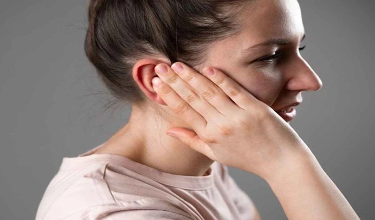 Ear Pain: सर्दियों में कान दर्द की समस्या से हैं परेशान तो जानिए इसका कारण और बचाव के तरीके
