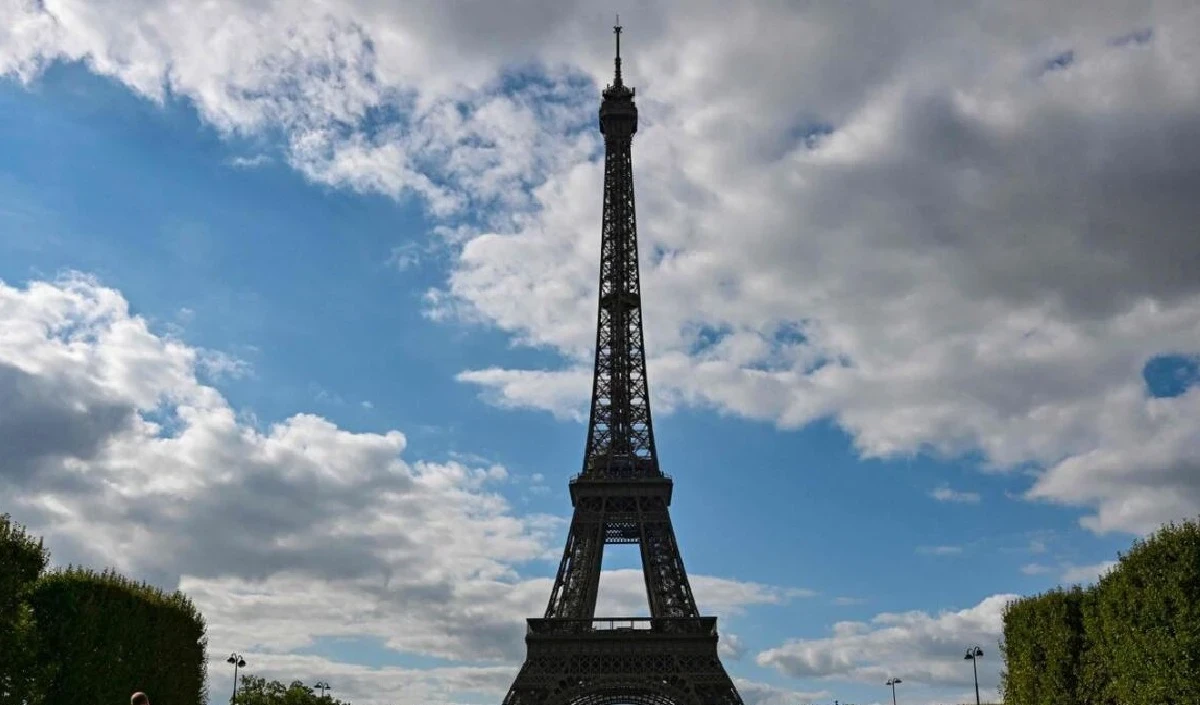 Eiffel Tower कर्मचारियों की हड़ताल के कारण छह दिन तक बंद रहने के बाद आगंतुकों के लिए फिर से खुला