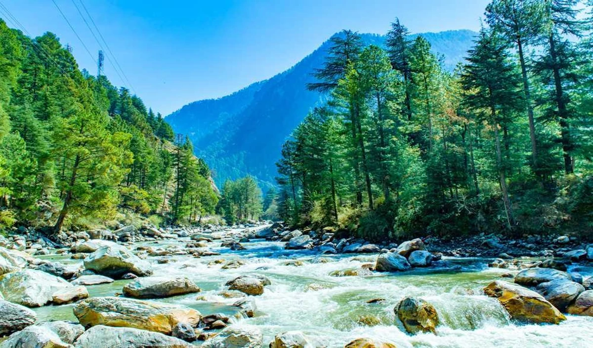 Himachal Travel: सर्दियों में स्वर्ग से कम नहीं लगता है हिमाचल का यह गांव, यादगार बन जाएगी ये वेकेशंस