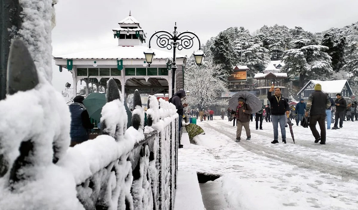 शिमला में लंबे इंतजार के बाद हुई मौसम की पहली बर्फबारी, खिल उठे पर्यटकों और किसानों के चेहरे