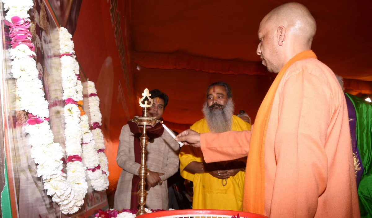 CM Yogi ने श्री श्री जगदंबा राज राजेश्वरी मंदिर की स्थापना प्राण प्रतिष्ठा महोत्सव व नूतन देवालय के चितशक्ति द्वार का किया उद्घाटन