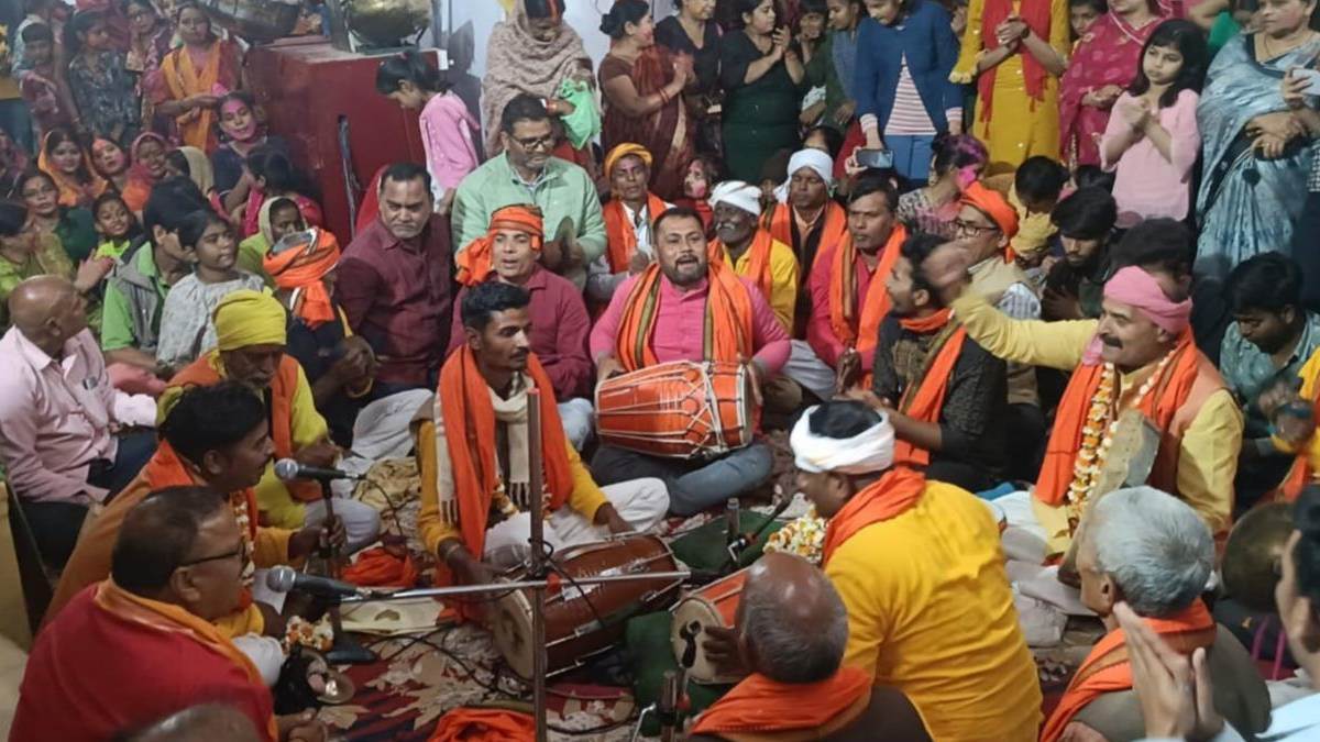 Ballia: रंगभरी एकादशी पर बाबा बालेश्वर मंदिर में उड़े अबीर-गुलाल, विधि-विधान से हुआ मां पार्वती का गौना; भक्तों की उमड़ी भीड़