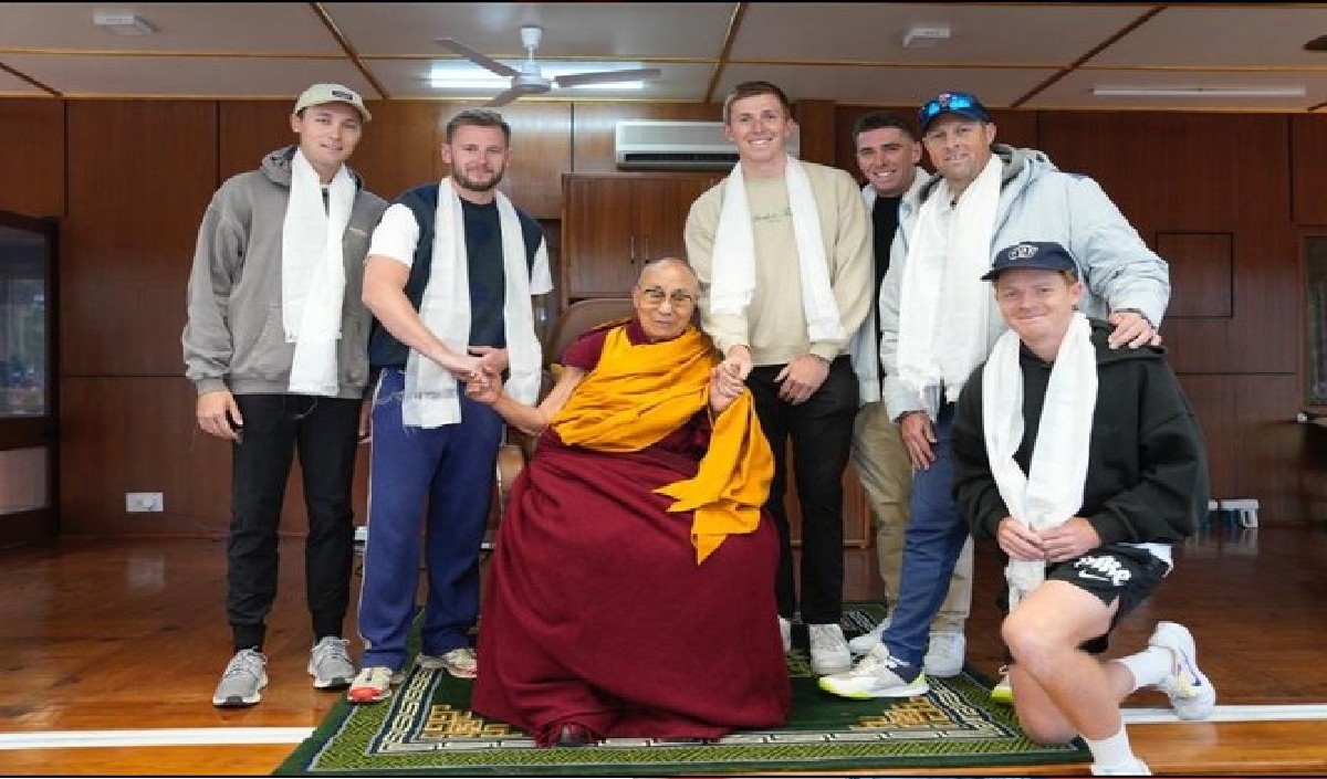 IND vs ENG: इंग्लैंड के खिलाड़ियों ने धर्मगुरु दलाई लामा से की मुलाकात- Photos