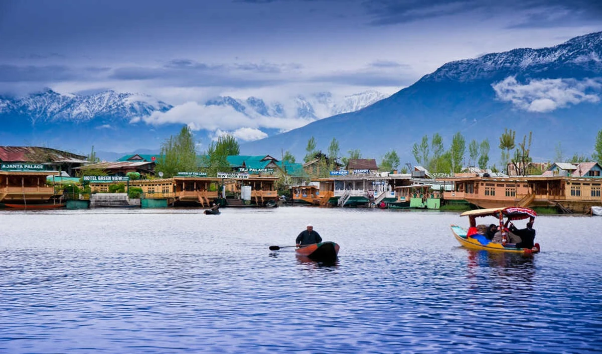 IRCTC Kashmir Tour Package: IRCTC के इस शानदार पैकेज के साथ पत्नी को कराएं कश्मीर की सैर, खर्च होंगे बस इतने रुपए