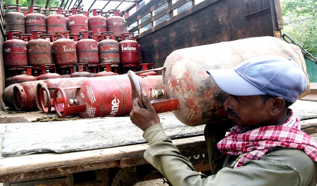 LPG Cylinder पर एक अप्रैल से होने वाला है 300 रुपये का फायदा, इन लोगों को मिलेगी छूट