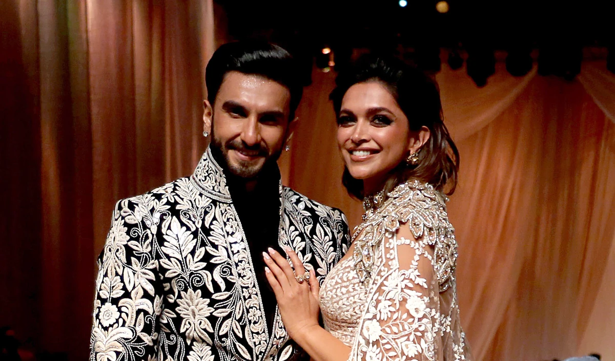 Ranveer Singh बनें अपनी पत्नी Deepika Padukone और होने वाले बच्चे के Bodyguard, जामनगर हवाई अड्डे पर सितारों को भीड़ ने घेरा, video