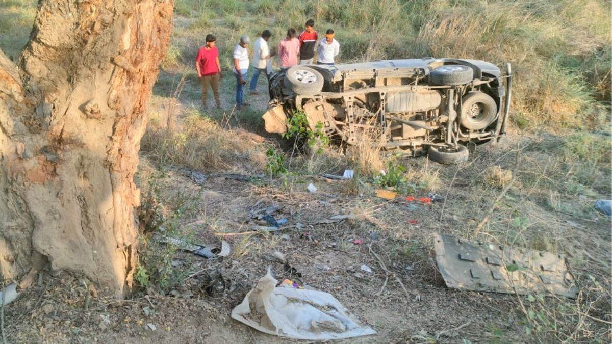 Ballia Accident: बलिया में बड़ा हादसा, अनियंत्रित होकर पलटी कार; चार लोगों की मौत