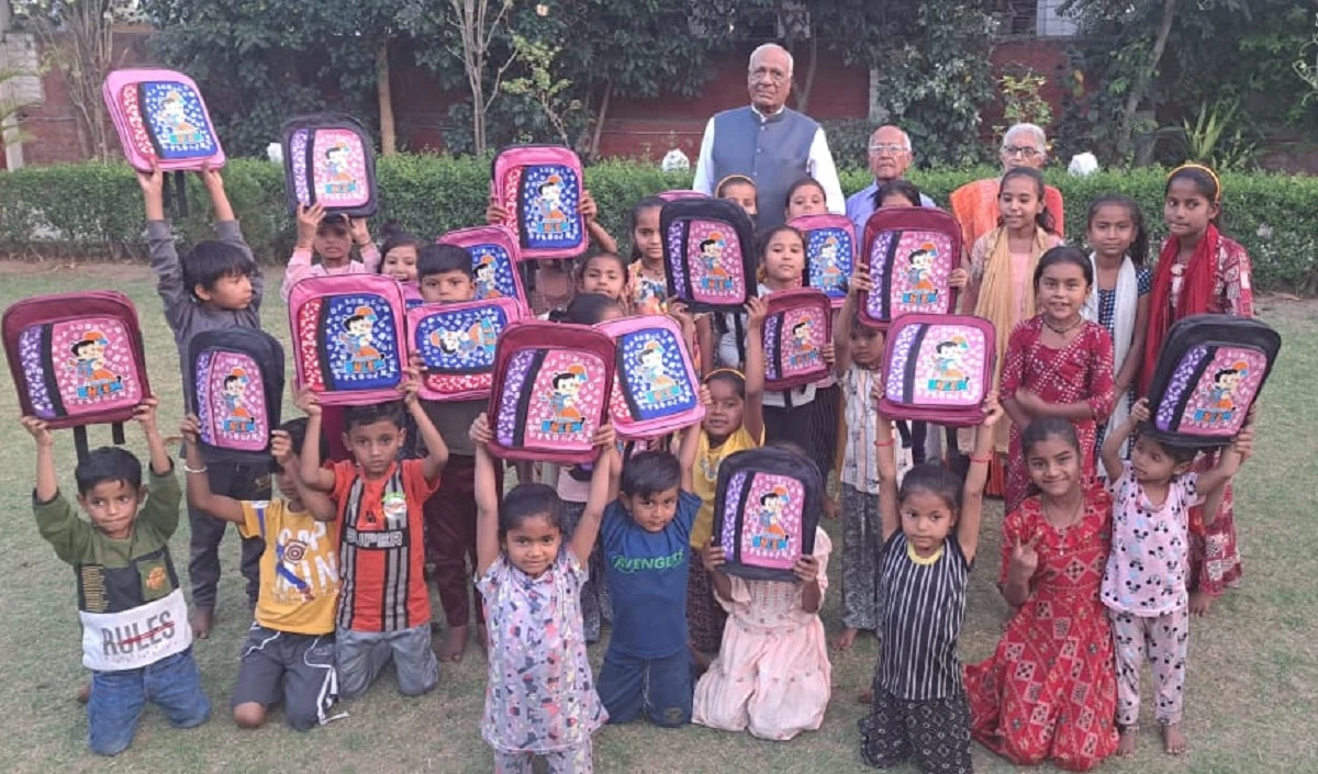 शाम सेवा फाउंडेशन के अध्यक्ष Maganbhai Patel द्वारा अहमदाबाद के स्लम इलाके एवं सरकारी स्कुल के छात्रों को स्कूलबैग एव स्टेशनरी किट वितरित किए गए