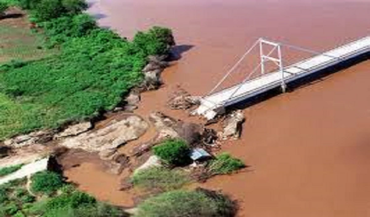 उत्तरी केन्या में पुल पर बाढ़ के पानी में बही बस, सभी यात्रियों को बचाया गया