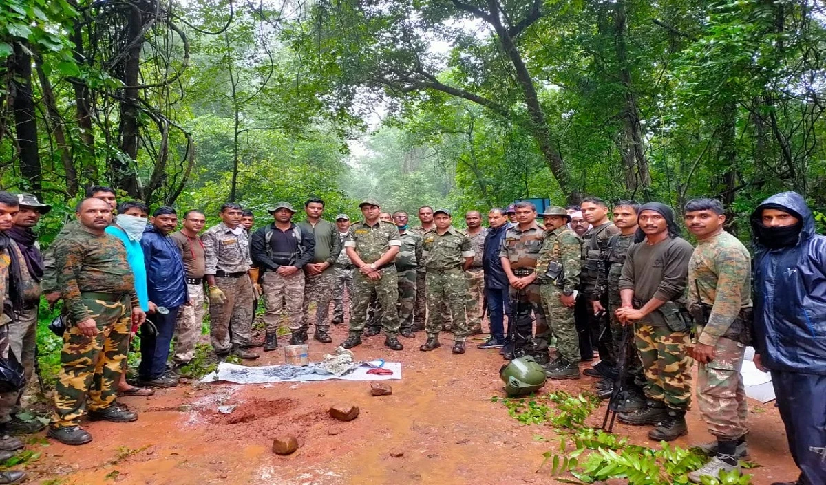 Sukma जिले में दो इनामी नक्सलियों समेत तीन नक्सलियों ने किया आत्मसमर्पण